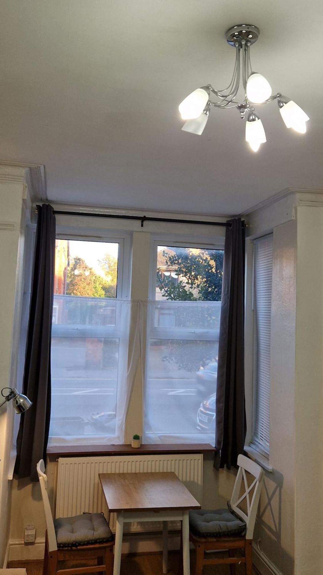 Spacious 1 Bedroom Near Centre Amenities *