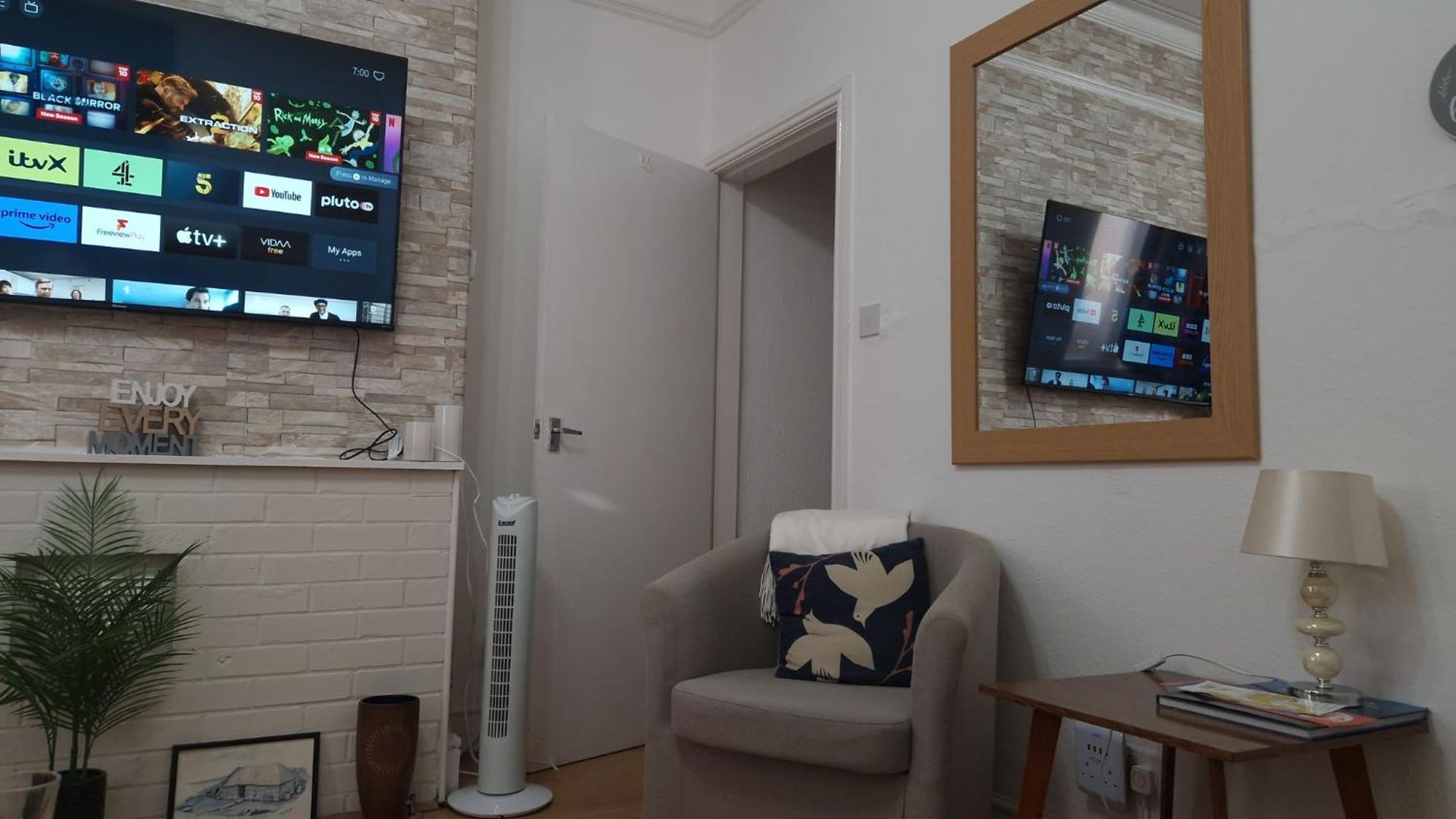 Spacious 1 Bedroom Near Centre Amenities Apartment